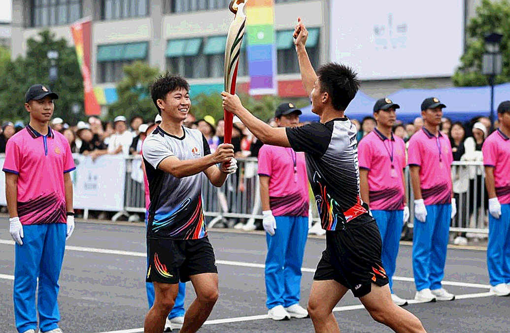 V-League và bài toán 4 phút 12 giây: VAR chưa cứu được trọng tài khỏi mật độ trận đấu