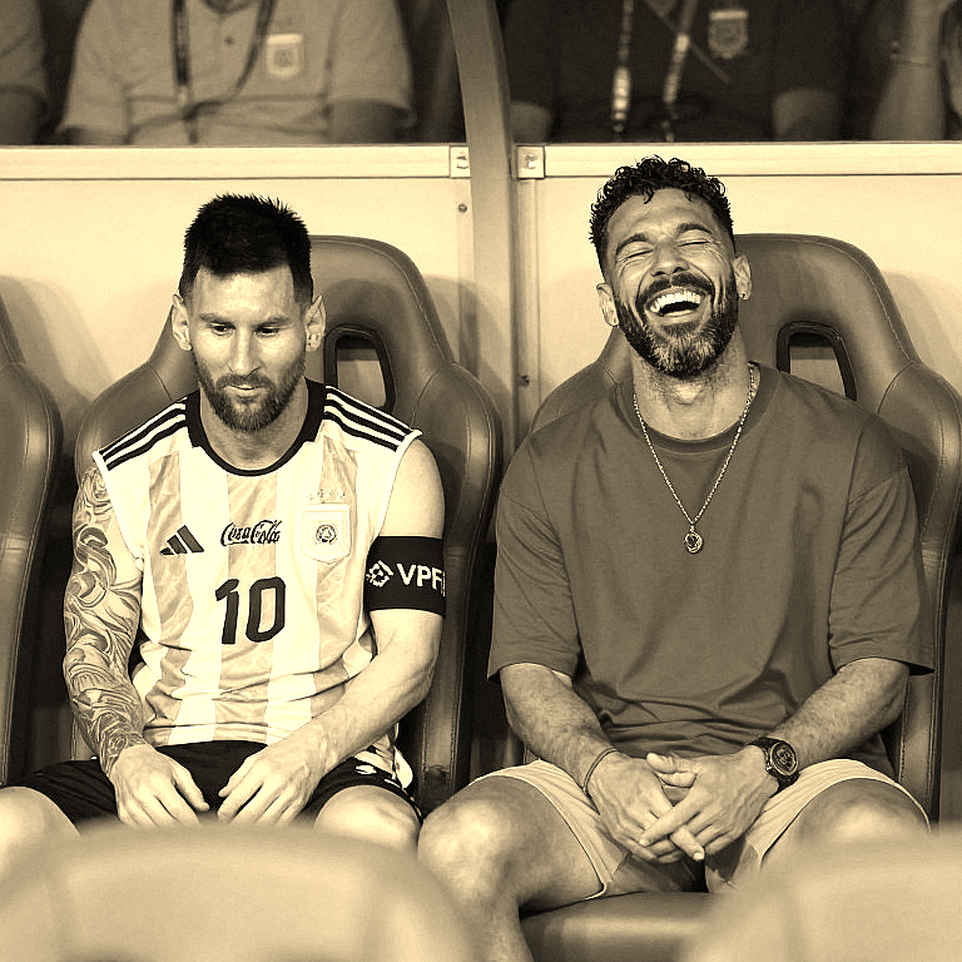 Áo chia tay của Messi: Adidas đặt logo cá nhân lên ngực áo Argentina Áo chia tay của Messi: Adidas đặt logo cá nhân lên ngực áo Argentina