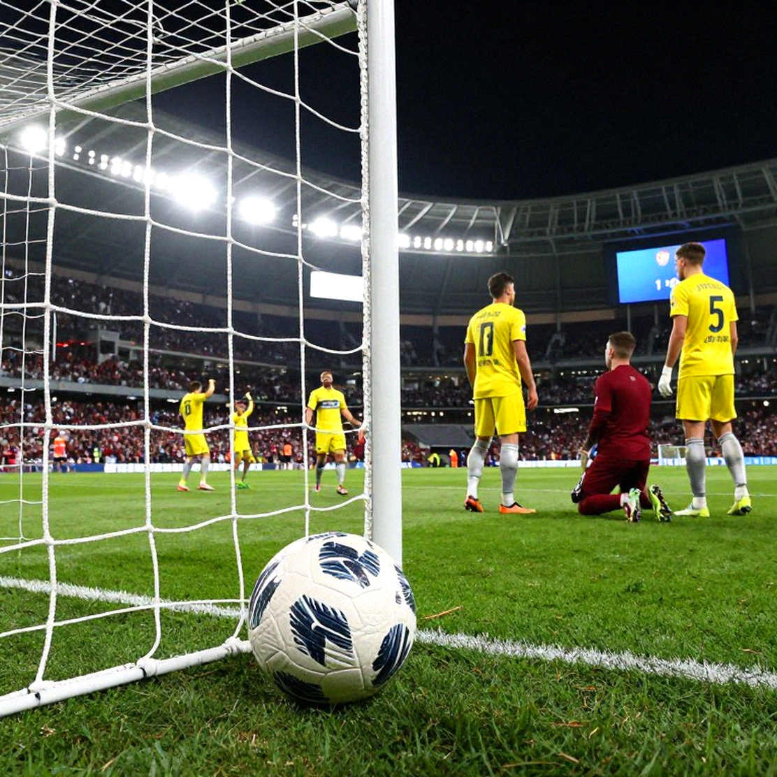 Ronaldo lên tiếng yêu cầu cấm khán giả vĩnh viễn sau vụ lăng mạ tài năng đang mắc đa sầu cảm