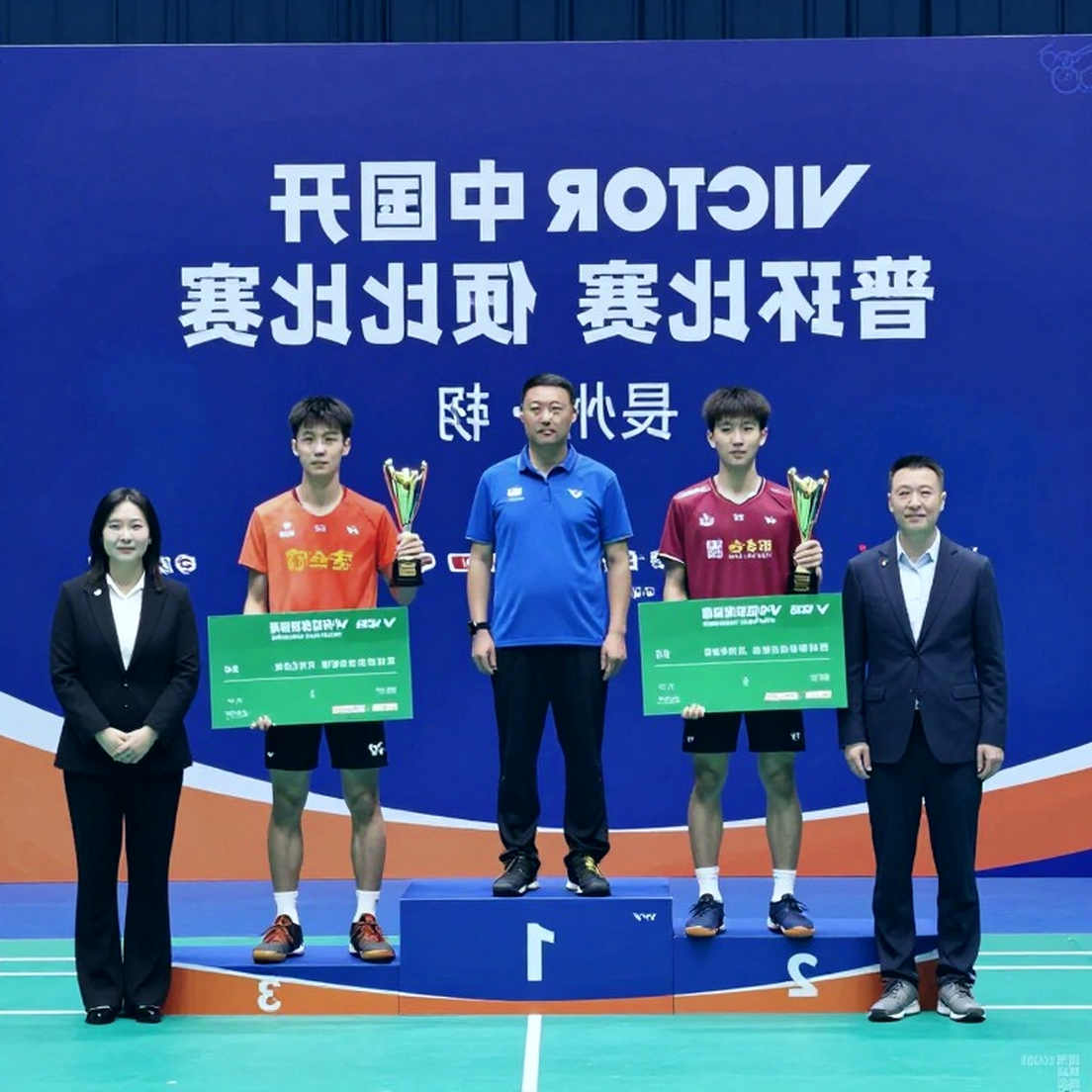Một tấm huy chương vàng ASIAD, hai tầng thưởng và khoảng trống ở giữa