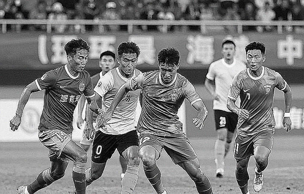 Three Goalkeeper Doors: Vietnam's Tactical Dilemma Ahead of Major Tournament