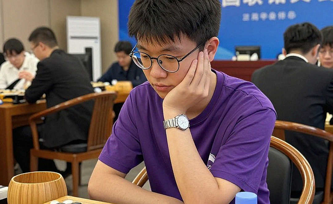 Elephant Gambit 1.e4 e5 2.Nf3 d5!? — khi tiêu đề gọi tên Bodhana Sivanandan để bán một khóa khai cuộc 60 phút